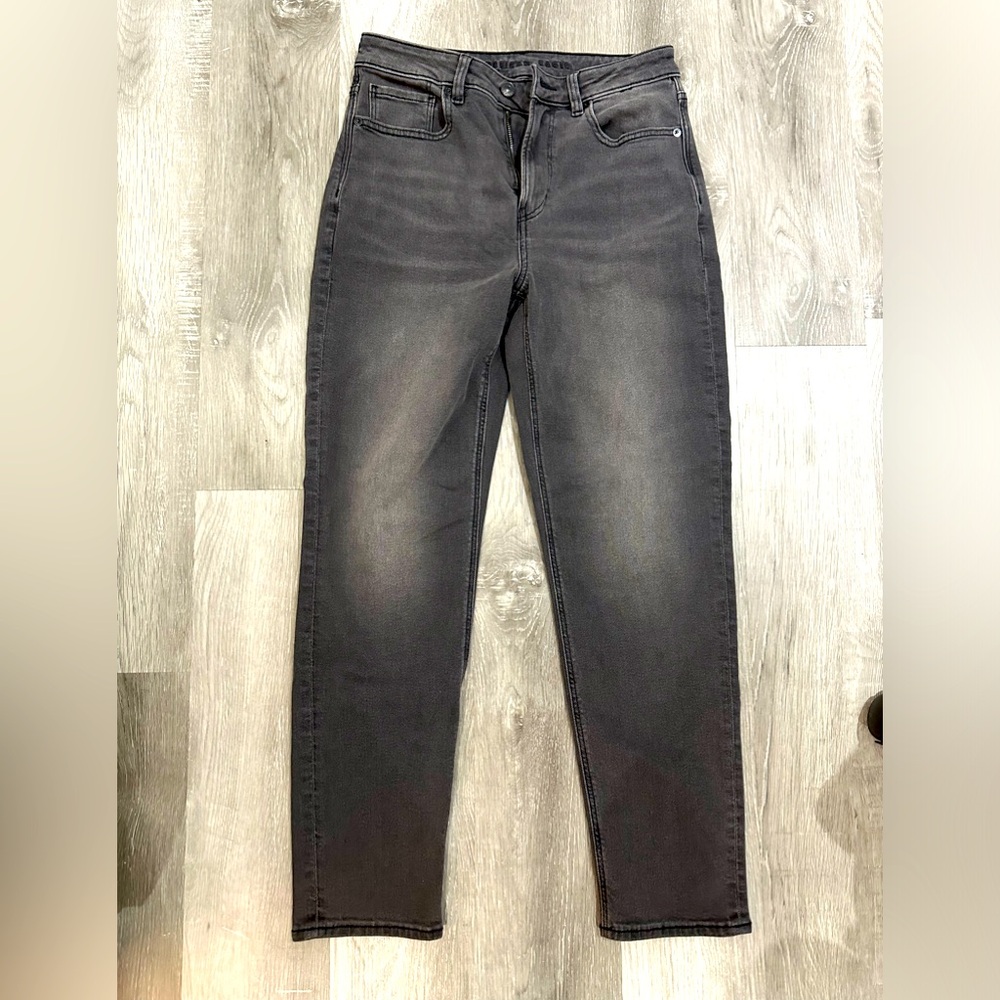 American eagle, women’s straight jeans, dark grey wash. Size 6 standard.